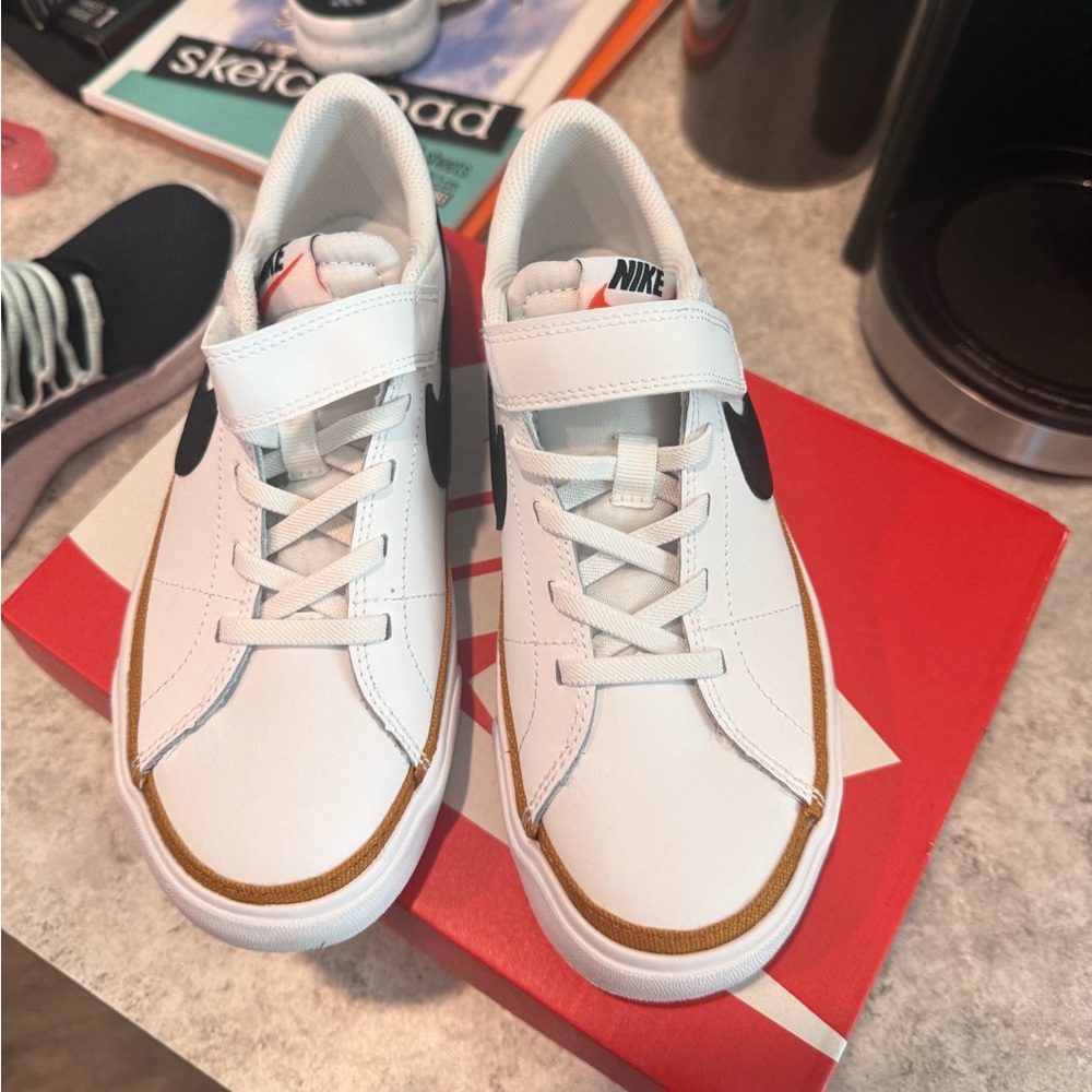 NIB KIDS Nike Court Legacy